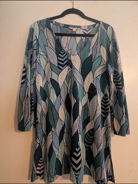 Tori Richard Teal, Navy & Cream Leaf-Print V-Neck Tunic